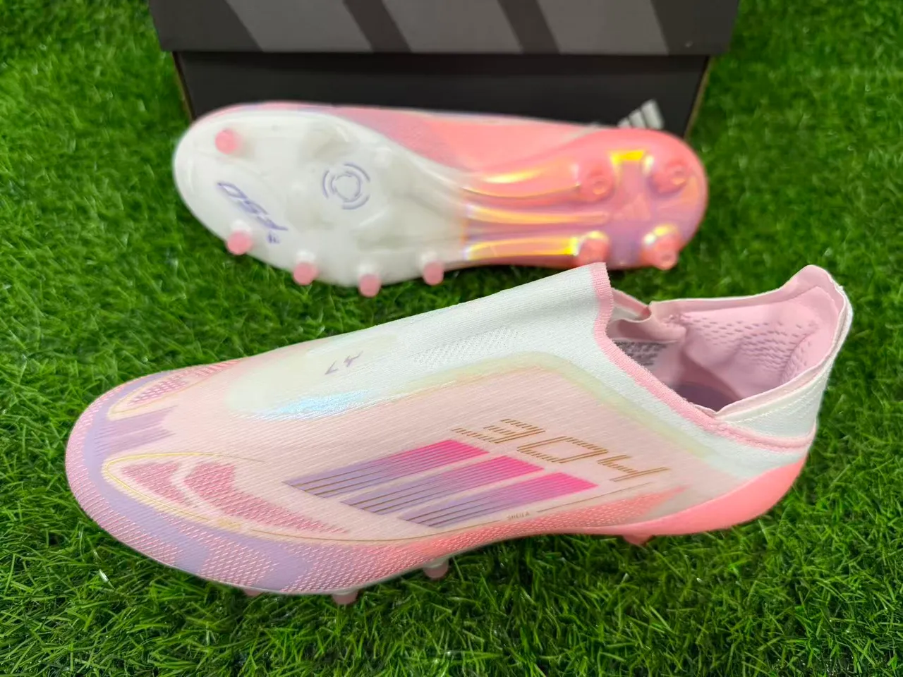 Adidas F50 Sapatos de futebol rosa transparente sem cadarços com ajuste de meia parte superior translúcida sola com gradiente superfície firme 2