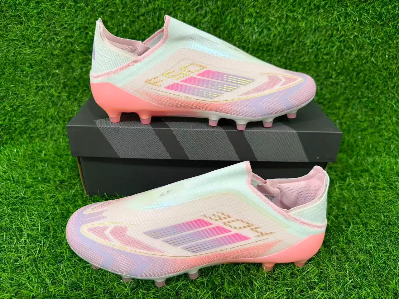 Adidas F50 Sapatos de futebol rosa transparente sem cadarços com ajuste de meia parte superior translúcida sola com gradiente superfície firme 3