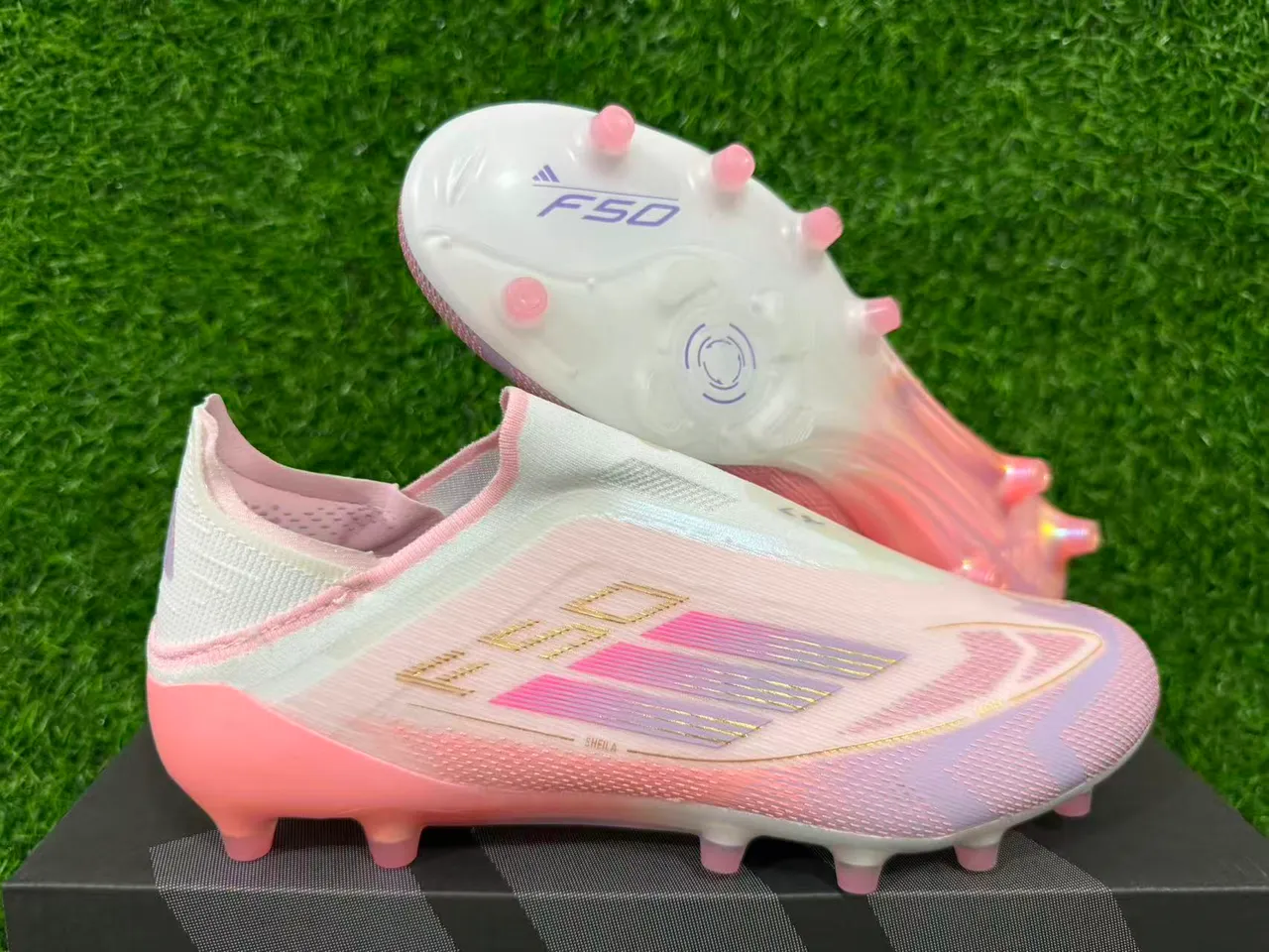 Adidas F50 Sapatos de futebol rosa transparente sem cadarços com ajuste de meia parte superior translúcida sola com gradiente superfície firme 4