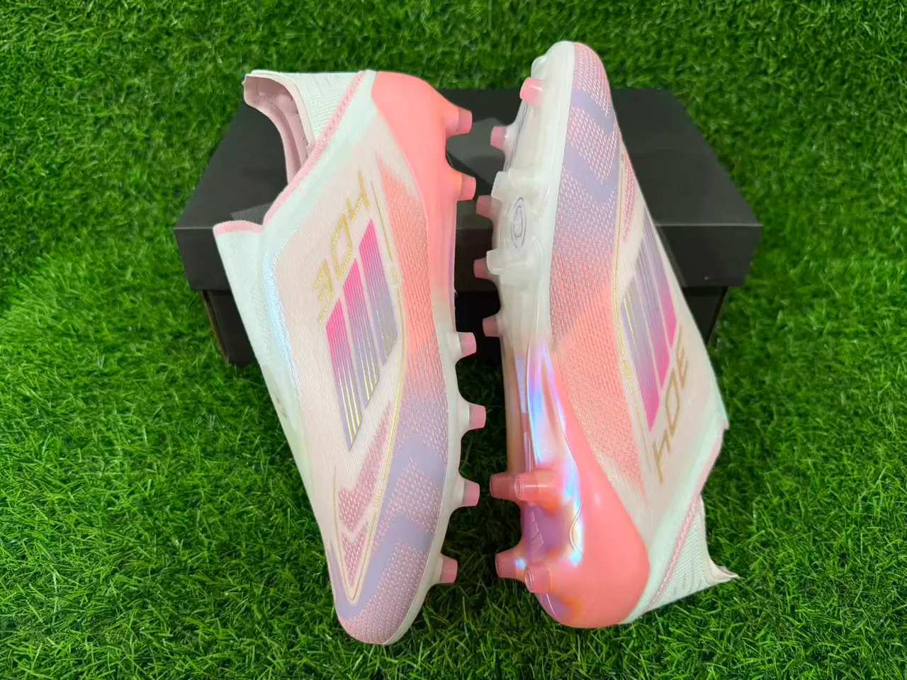 Adidas F50 Sapatos de futebol rosa transparente sem cadarços com ajuste de meia parte superior translúcida sola com gradiente superfície firme 5