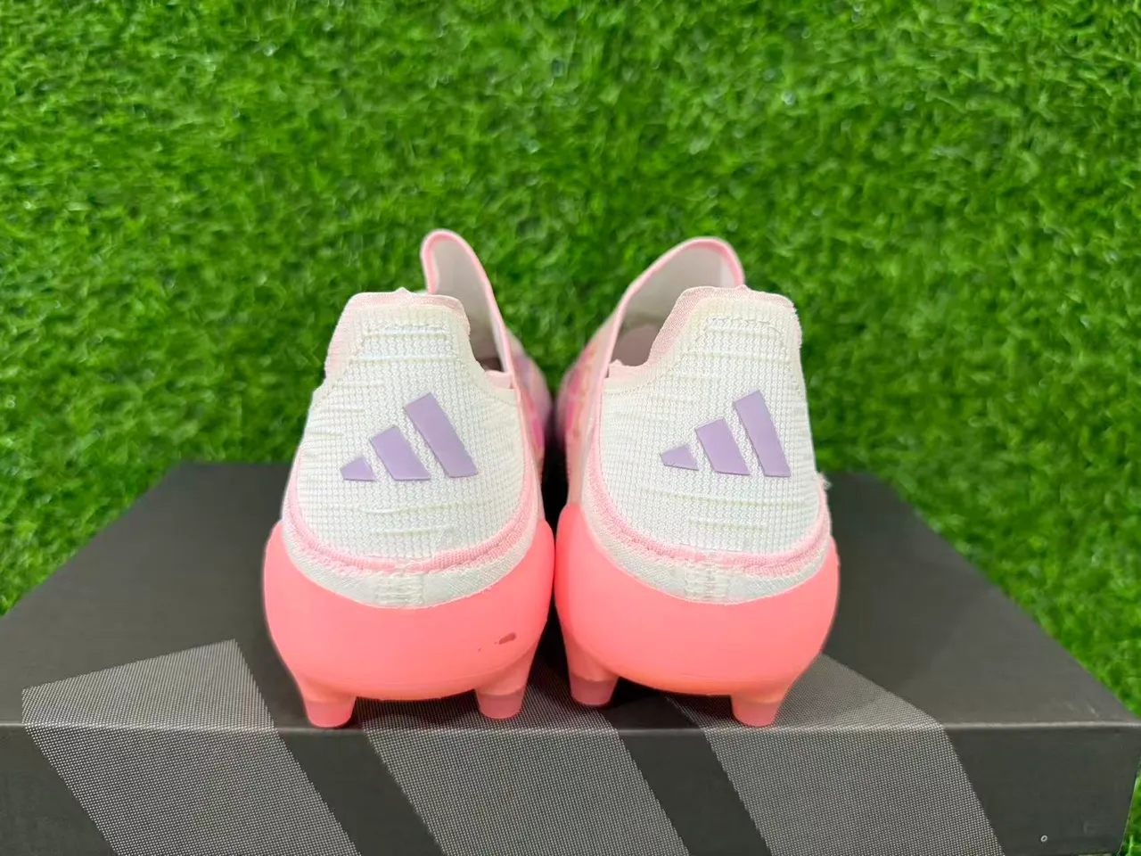 Adidas F50 Sapatos de futebol rosa transparente sem cadarços com ajuste de meia parte superior translúcida sola com gradiente superfície firme 6