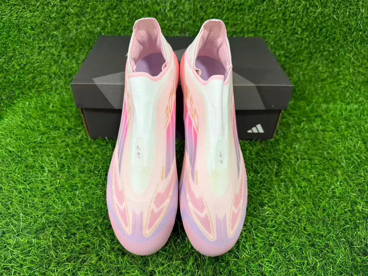 Adidas F50 Sapatos de futebol rosa transparente sem cadarços com ajuste de meia parte superior translúcida sola com gradiente superfície firme 7