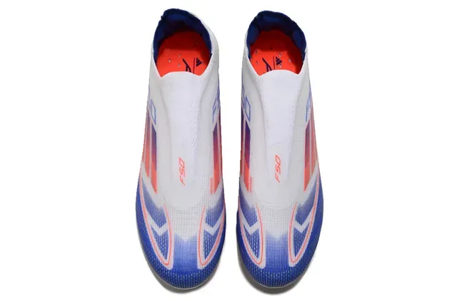 Adidas F50 सफेद नीला सॉक फिट कॉलर ग्रेडिएंट स्ट्राइप ओवरले फर्म ग्राउंड फुटबॉल जूते 2