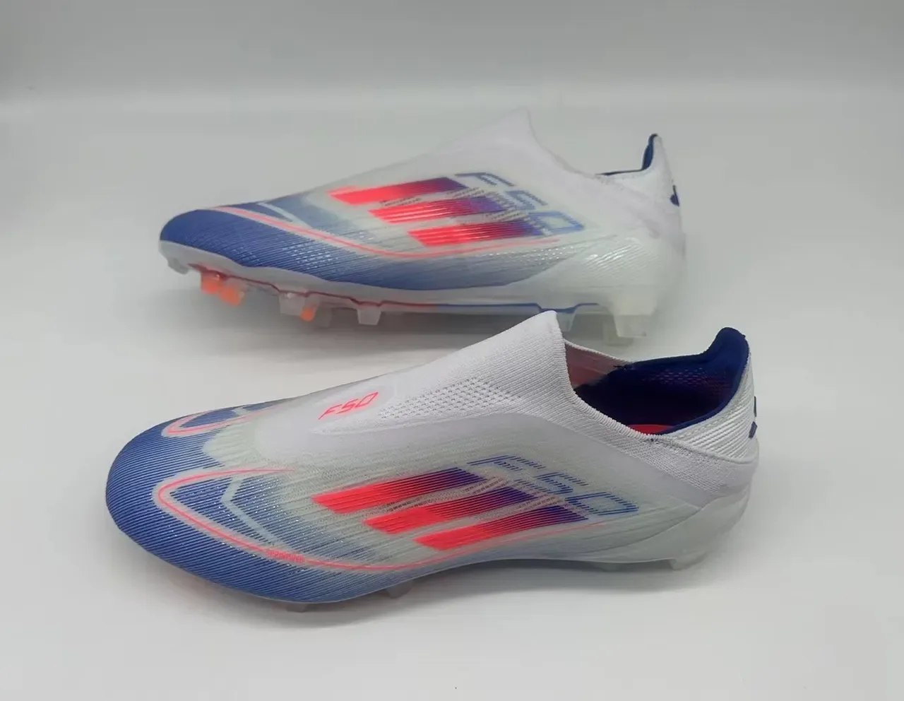 Adidas F50 सफेद नीला सॉक फिट कॉलर ग्रेडिएंट स्ट्राइप ओवरले फर्म ग्राउंड फुटबॉल जूते 15