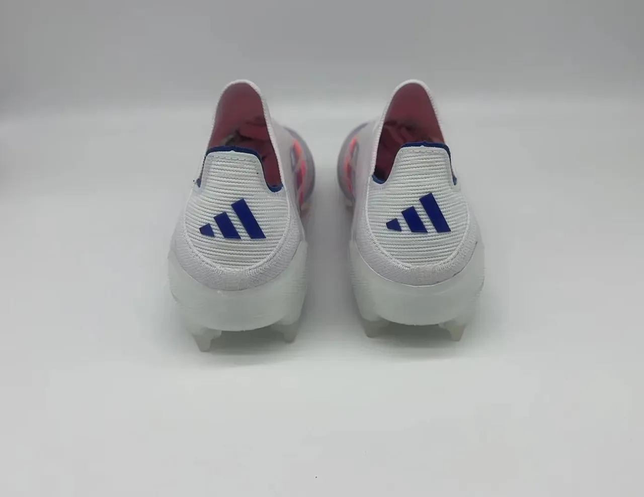 Adidas F50 सफेद नीला सॉक फिट कॉलर ग्रेडिएंट स्ट्राइप ओवरले फर्म ग्राउंड फुटबॉल जूते 16