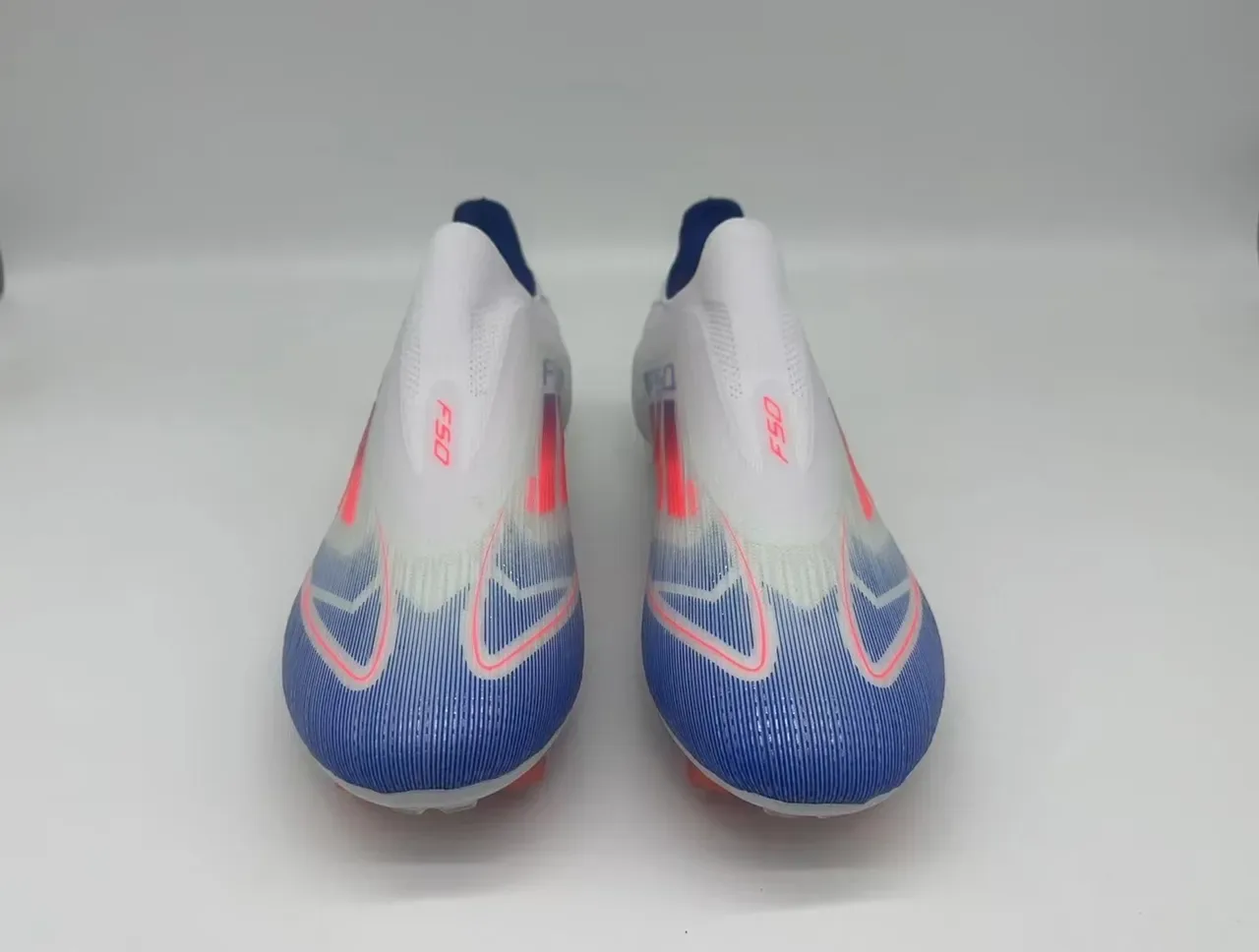 Adidas F50 सफेद नीला सॉक फिट कॉलर ग्रेडिएंट स्ट्राइप ओवरले फर्म ग्राउंड फुटबॉल जूते 17