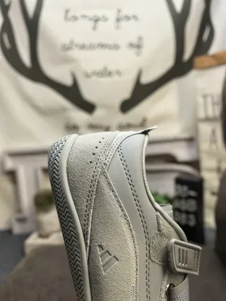 Adidas Gris Beige Sin Cordones Cierre de Doble Correa Parte Superior Moldeada Monocromática Zapatillas Lifestyle 3