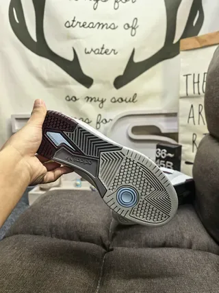 Adidas ধূসর কালো লো-টপ লেয়ার্ড ওভারলে লাইফস্টাইল স্নিকার 4