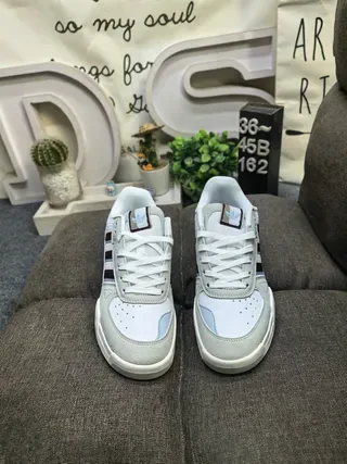 Adidas ধূসর কালো লো-টপ লেয়ার্ড ওভারলে লাইফস্টাইল স্নিকার 10