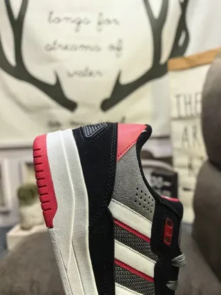 Adidas ধূসর কালো লো-টপ লেয়ার্ড ওভারলে লাইফস্টাইল স্নিকার 23