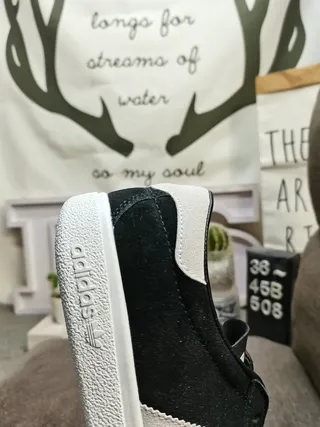 Adidas Chaussures Lifestyle Gris Noir Low-Top à Tige Texturée en Daim 24