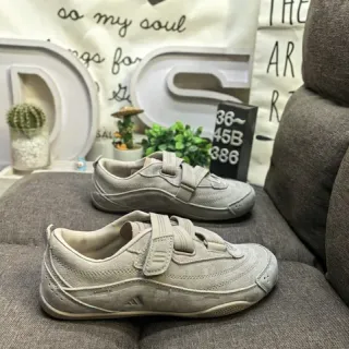 Adidas أحذية رياضية رمادي مع حزام فيلكرو من السويد