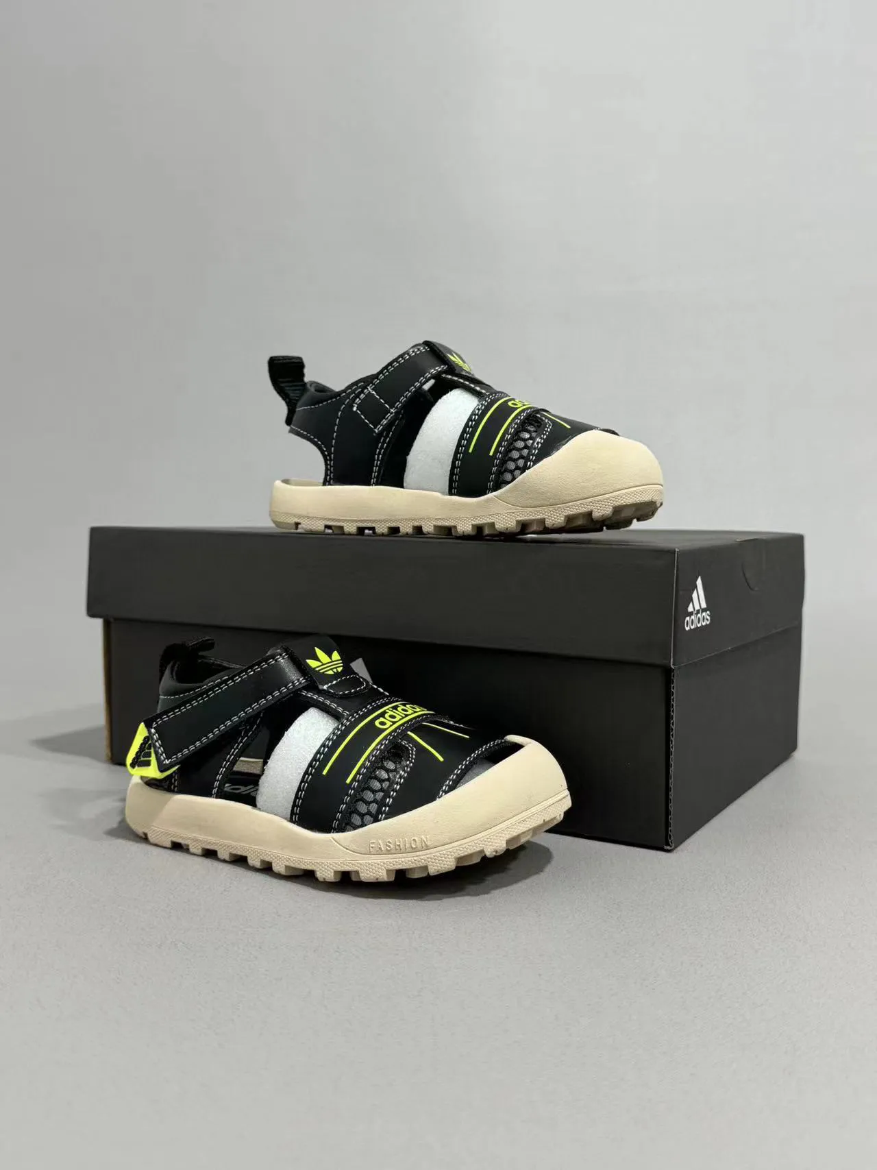 Adidas Niños Verde Oliva y Beige Sandalias Casuales 12