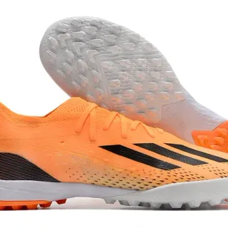 Adidas أحذية كرة القدم برتقالي أسود مع النسيج العلوي ثلاث شرائط علامة جانبية عشب اصطناعي