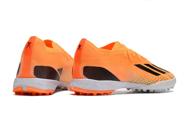 Adidas أحذية كرة القدم برتقالي أسود مع النسيج العلوي ثلاث شرائط علامة جانبية عشب اصطناعي 5