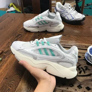 Adidas Ozweego 白和青色厚底运动鞋
