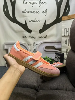 Adidas 粉色白色无鞋带的玛丽珍轮廓Velcro鞋带闭合生活方式运动鞋 5