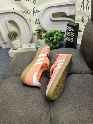 Adidas 粉色白色无鞋带的玛丽珍轮廓Velcro鞋带闭合生活方式运动鞋 6