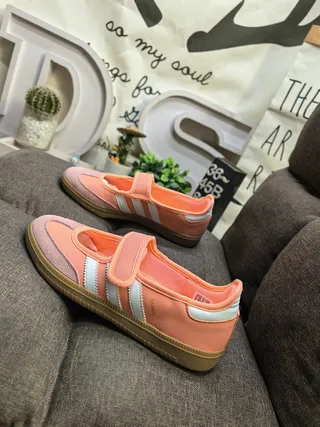 Adidas 粉色白色无鞋带的玛丽珍轮廓Velcro鞋带闭合生活方式运动鞋 7
