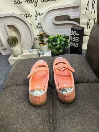 Adidas 粉色白色无鞋带的玛丽珍轮廓Velcro鞋带闭合生活方式运动鞋 8
