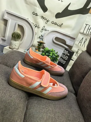 Adidas 粉色白色无鞋带的玛丽珍轮廓Velcro鞋带闭合生活方式运动鞋 9