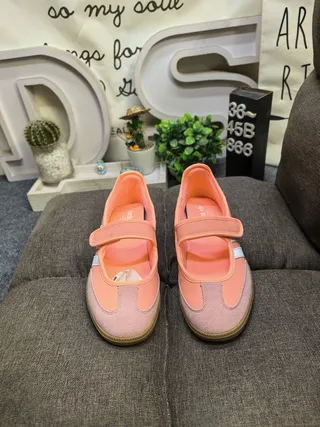 Adidas 粉色白色无鞋带的玛丽珍轮廓Velcro鞋带闭合生活方式运动鞋 10