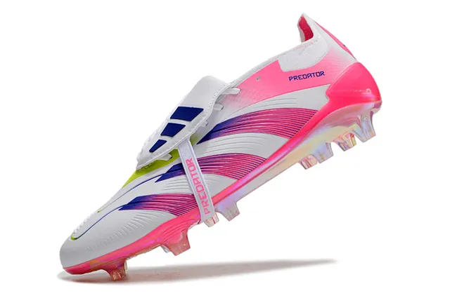 Adidas Predator Tênis de futebol com studs moldados, branco e rosa, corte baixo, cadarço assimétrico, gramado firme. 3
