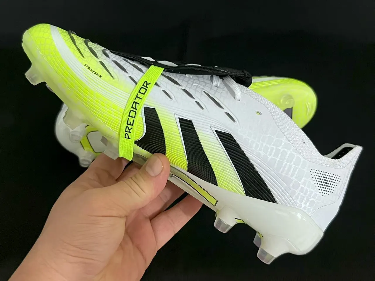 Adidas Predator أصفر أبيض بدون أربطة إغلاق حزام نيون أعلى هجين لمس أرضية صلبة أحذية كرة القدم 5