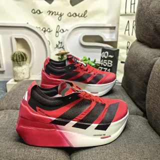 Adidas Tênis de corrida vermelho e preto com solado esculpido em malha engenheirada na parte superior