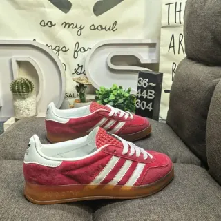 Adidas 红色白色麂皮鞋面 三道杠 生活方式运动鞋