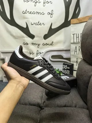Adidas Samba 棕色和白色生活方式运动鞋 5