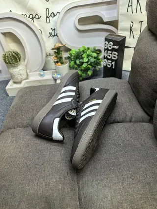 Adidas Samba 棕色和白色生活方式运动鞋 6