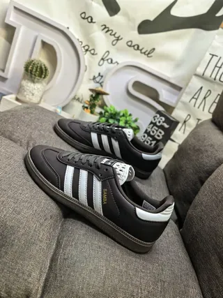 Adidas Samba 棕色和白色生活方式运动鞋 7