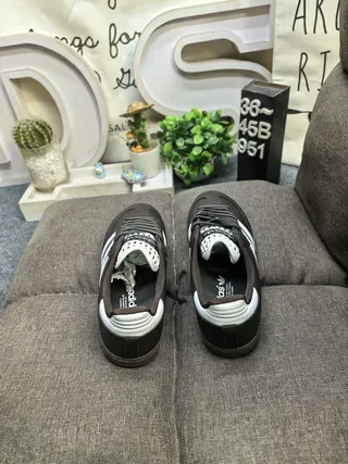Adidas Samba 棕色和白色生活方式运动鞋 8