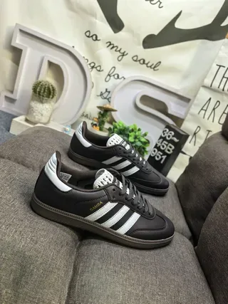 Adidas Samba 棕色和白色生活方式运动鞋 9
