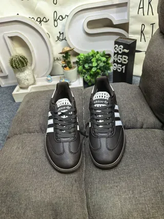 Adidas Samba 棕色和白色生活方式运动鞋 10