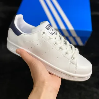 Adidas Stan Smith 白色和海军蓝生活方式运动鞋