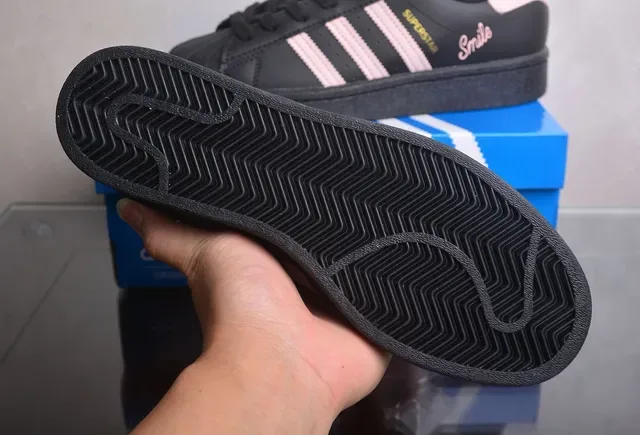 Adidas Superstar 黑色和粉色生活方式运动鞋 2