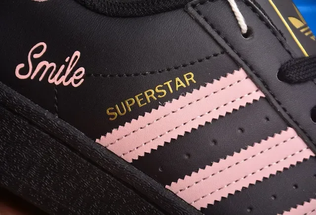 Adidas Superstar 黑色和粉色生活方式运动鞋 3