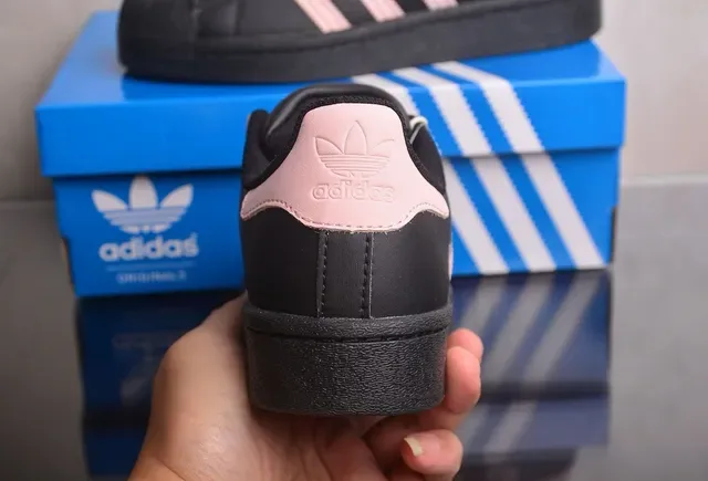 Adidas Superstar 黑色和粉色生活方式运动鞋 4