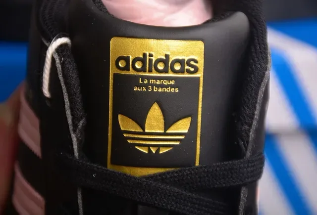 Adidas Superstar 黑色和粉色生活方式运动鞋 5