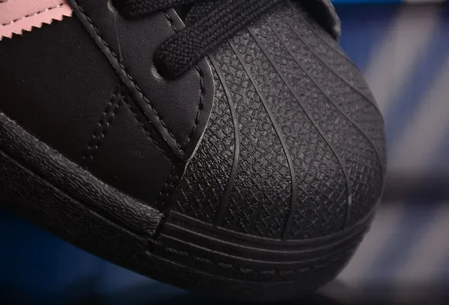 Adidas Superstar 黑色和粉色生活方式运动鞋 6