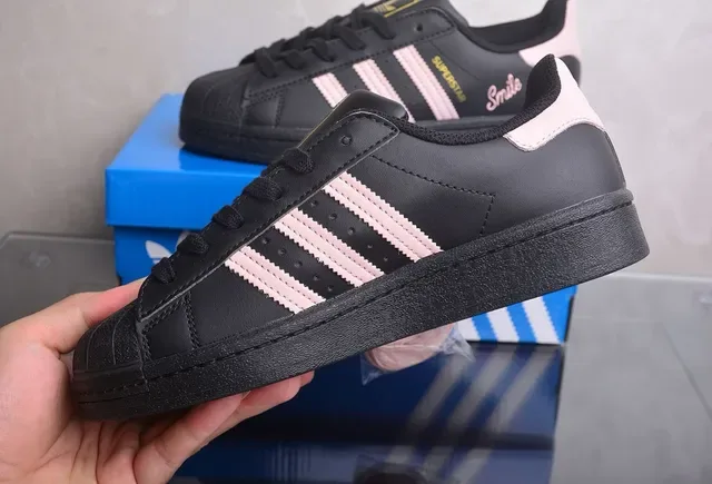 Adidas Superstar 黑色和粉色生活方式运动鞋 7