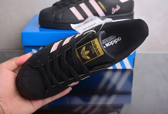 Adidas Superstar 黑色和粉色生活方式运动鞋 8