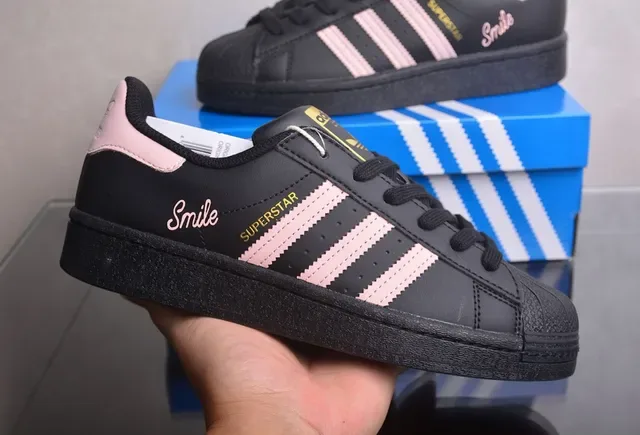 Adidas Superstar 黑色和粉色生活方式运动鞋 9