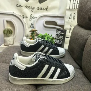 Adidas Superstar أسود وأبيض جلد متشقق حذاء أسلوب حياة