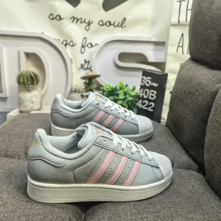 Adidas Superstar حذاء رياضي أسلوب حياة بلون رمادي فاتح وردي