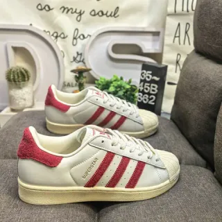 Adidas Superstar Off-White و Red حذاء رياضي للأسلوب الحياتي