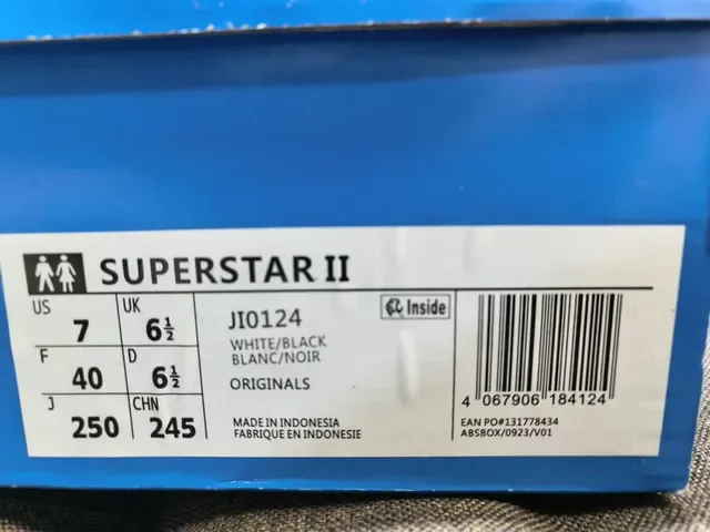 Adidas Superstar 白色和黑色生活方式运动鞋 2