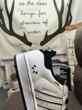 Adidas Superstar 白色和黑色生活方式运动鞋 3